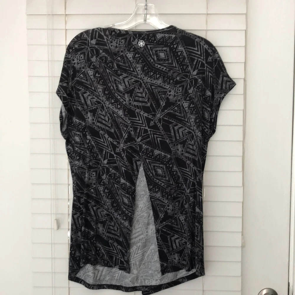 GAIAM Top Black Gray SZ M Like New! - Picture 5 of 7